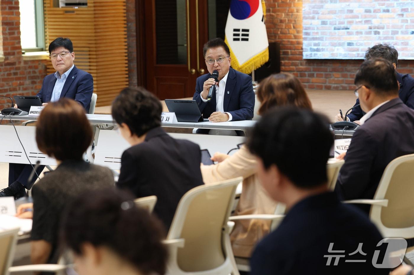 본문 이미지 - 김영환 충북지사가 22일 도청 대회의실에서 열린 마지막 확대간부회의에서 발언하고 있다. (충북도 제공. 재판매 및 DB금지)/뉴스1