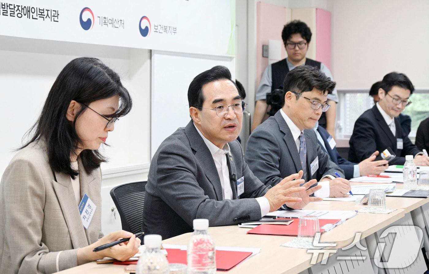 본문 이미지 - 박홍근 기획예산처 장관이 22일 오후 서울 동작구 서울시립발달장애인복지관에서 현장 간담회를 주재하고 있다. (기획예산처 제공. 재판매 및 DB금지) 2026.6.22 ⓒ 뉴스1