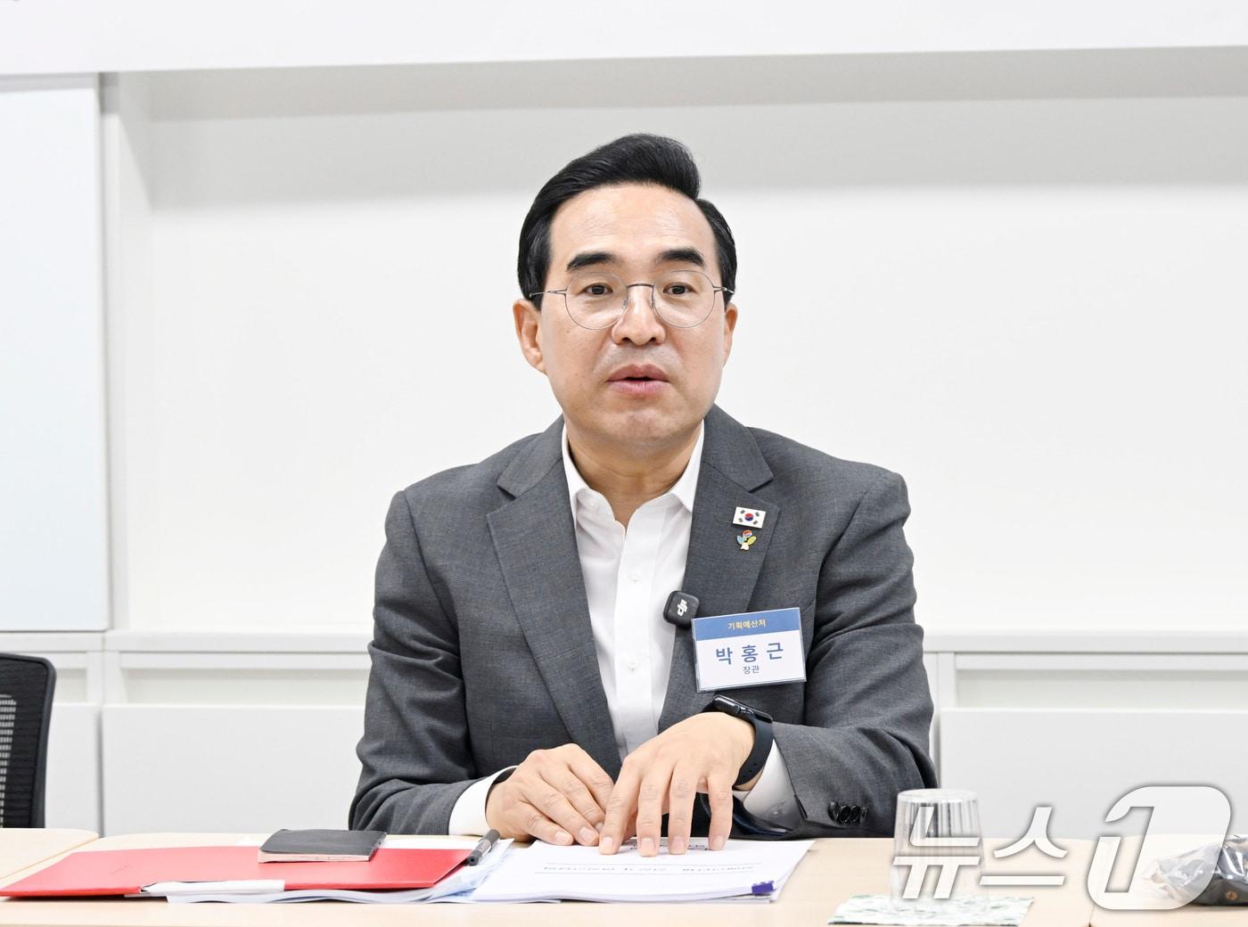 본문 이미지 - 박홍근 기획예산처 장관이 지난 22일 오후 서울 동작구 서울시립발달장애인복지관에서 현장 간담회를 주재하고 있다. (기획예산처 제공. 재판매 및 DB금지) 2026.6.22 ⓒ 뉴스1