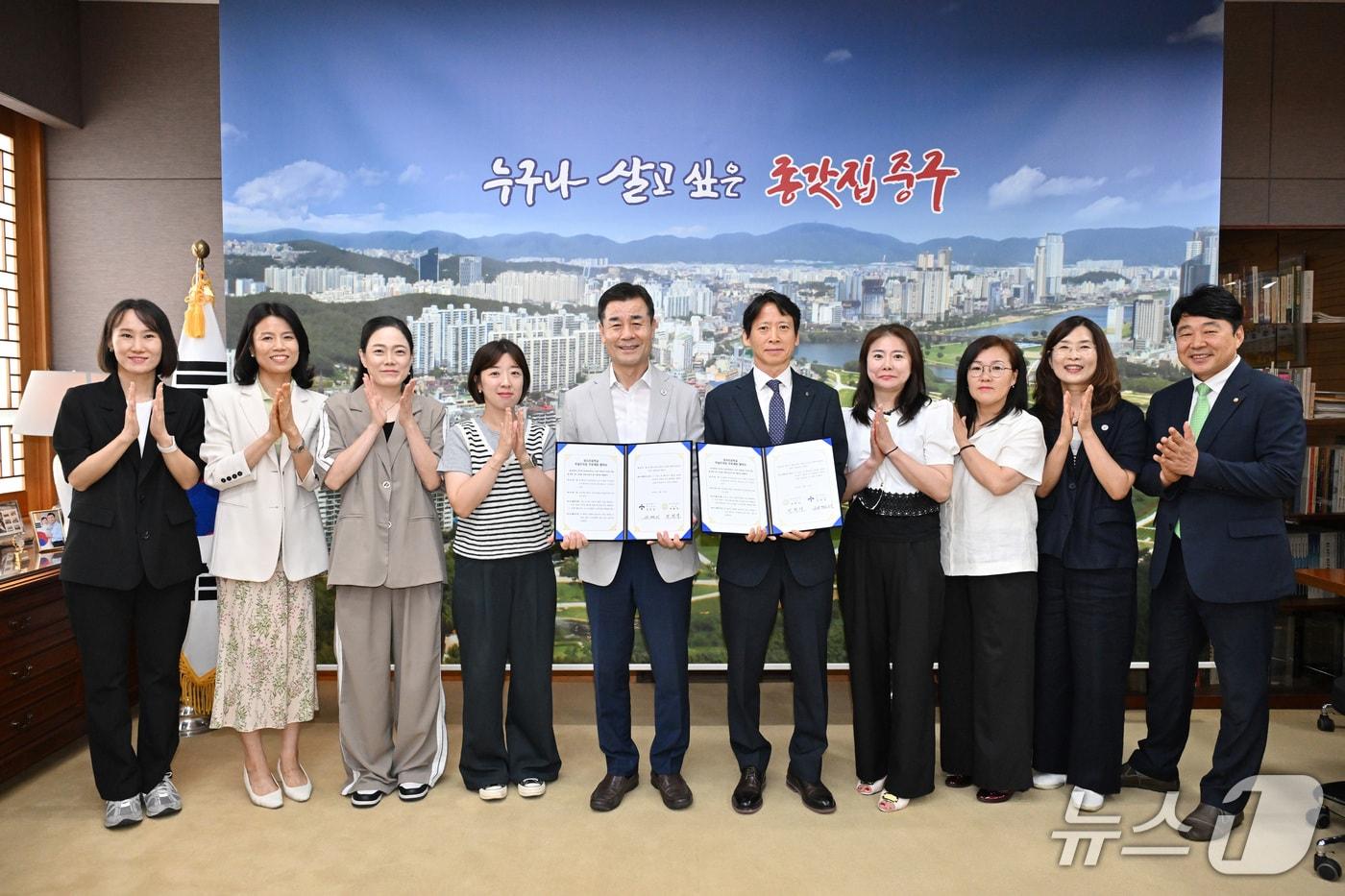 본문 이미지 - 울산 중구와 양사초등학교는 22일 중구청 구청장실에서 부설주차장 무료 개방 협약을 맺었다.(울산 중구 제공. 재판매 및 DB금지)/뉴스1