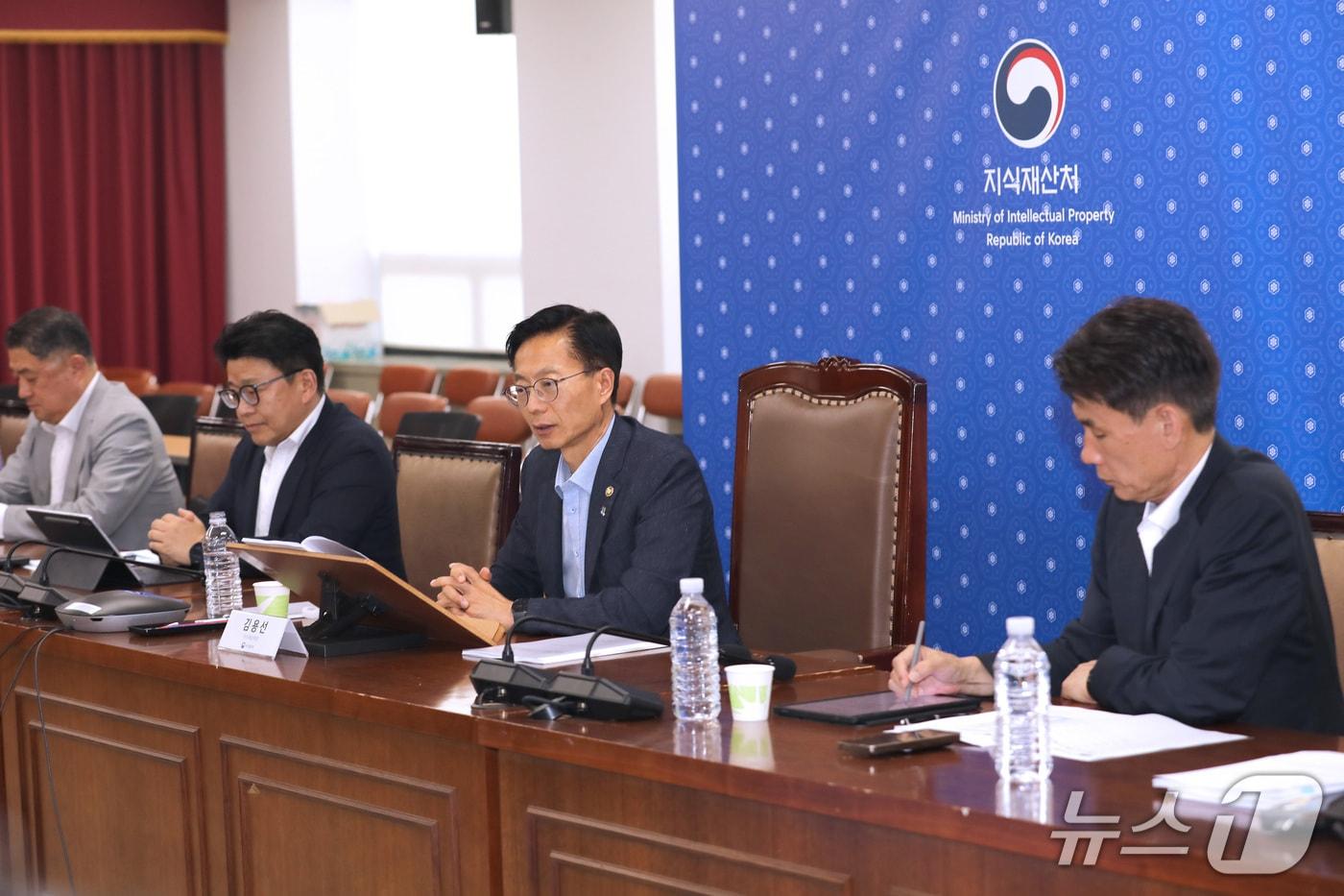 본문 이미지 - 김용선 지식재산처장(왼쪽에서 3번째)이 ‘제1회 해외 지식재산관 회의’에서 인사말을 하고 있다.(지식재산처 제공.재판매 및 DB금지)/뉴스1