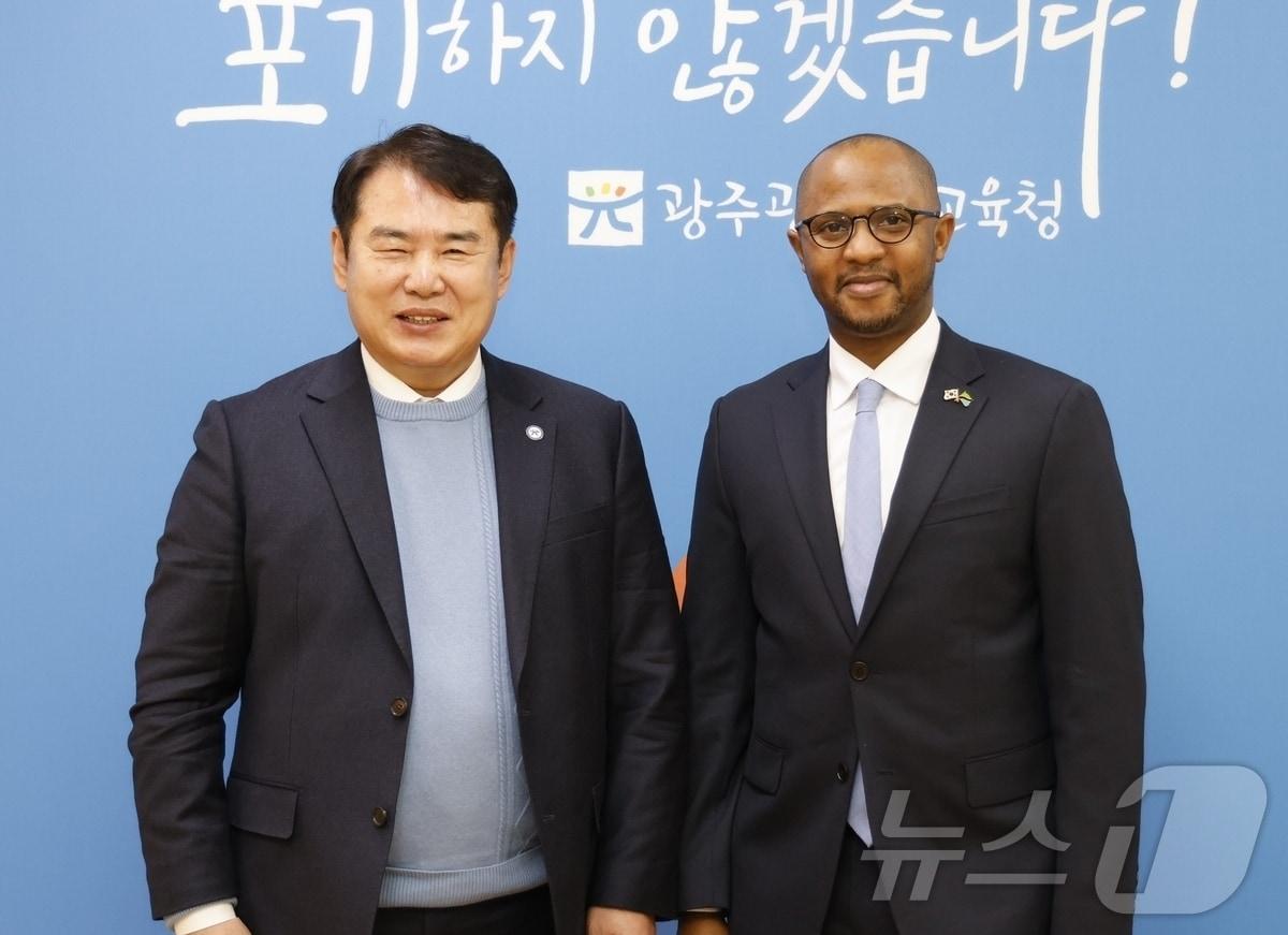 본문 이미지 - 주한 탄자니아 대사관의 마부라 대사가 2025년 12월 15일 광주시교육청을 방문, 이정선 광주시교육감과 만나 교육교류협력 방안을 논의했다.(광주시교육청 제공. 재배포 및 DB 금지)