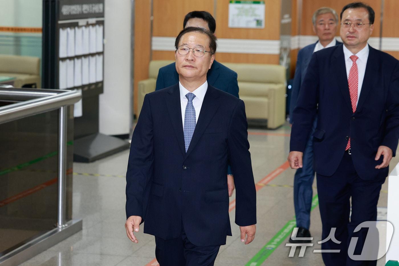 본문 이미지 - 박성재 전 법무부 장관이 22일 오후 서울 서초구 중앙지방법원에서 열린 내란중요임무종사, 청탁금지법 위반 등 혐의 1심 선고 공판에 출석하고 있다. ⓒ 뉴스1 안은나 기자