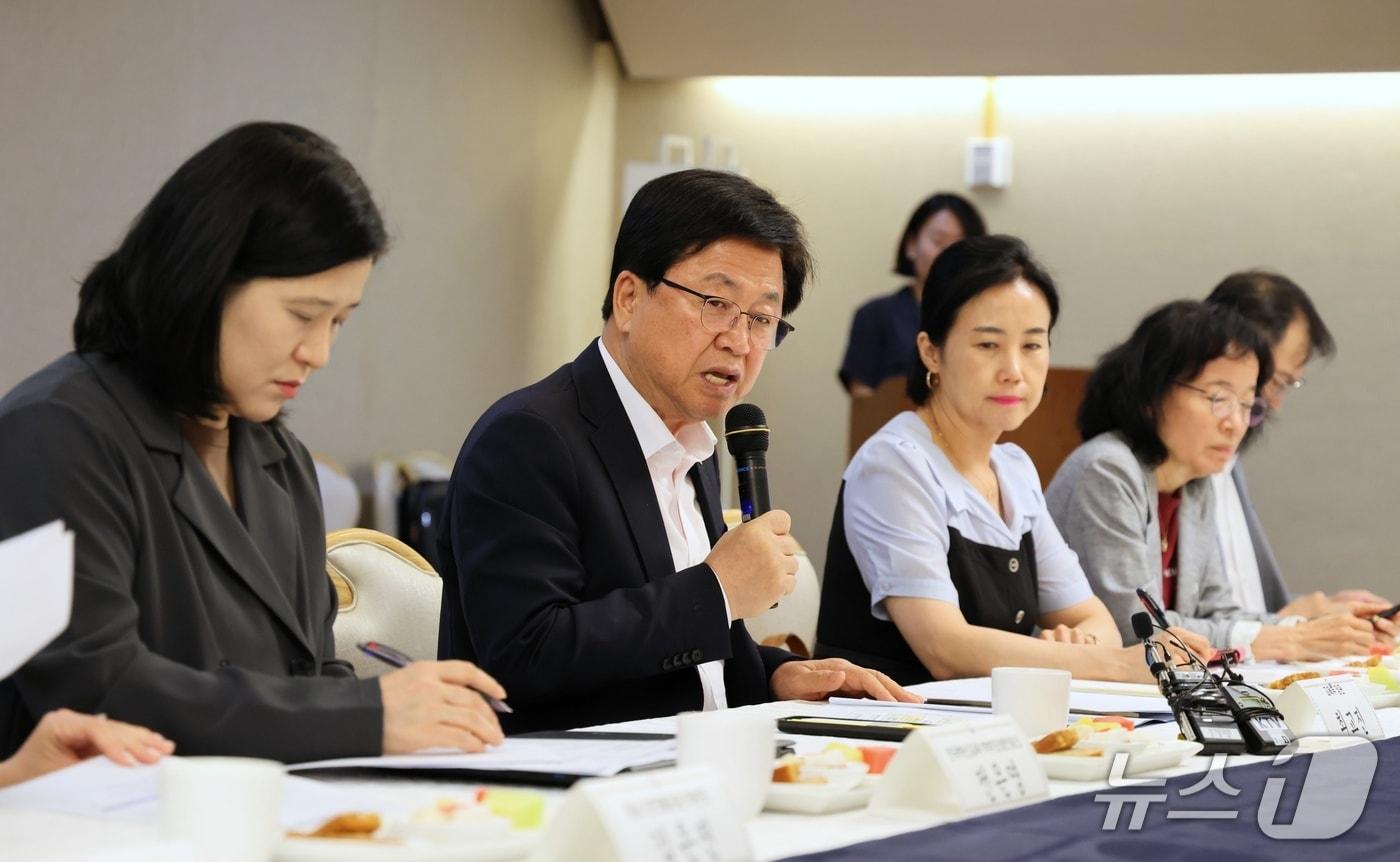 본문 이미지 - 최교진 교육부 장관은 22일 정부서울청사에서 '교육 공동체의 상호 존중 조성 및 교원의 정치기본권 확대'를 주제로 '제6차 교육진담 간담회'를 열었다.(교육부 제공)