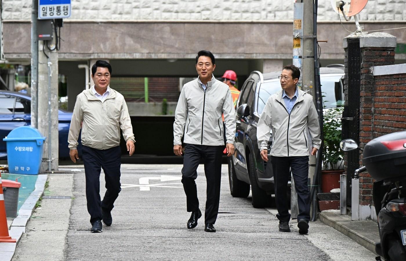 본문 이미지 - 오세훈 서울시장이 22일 관악구 일대에서 풍수해 상습침수지역을 점검하고 있다.