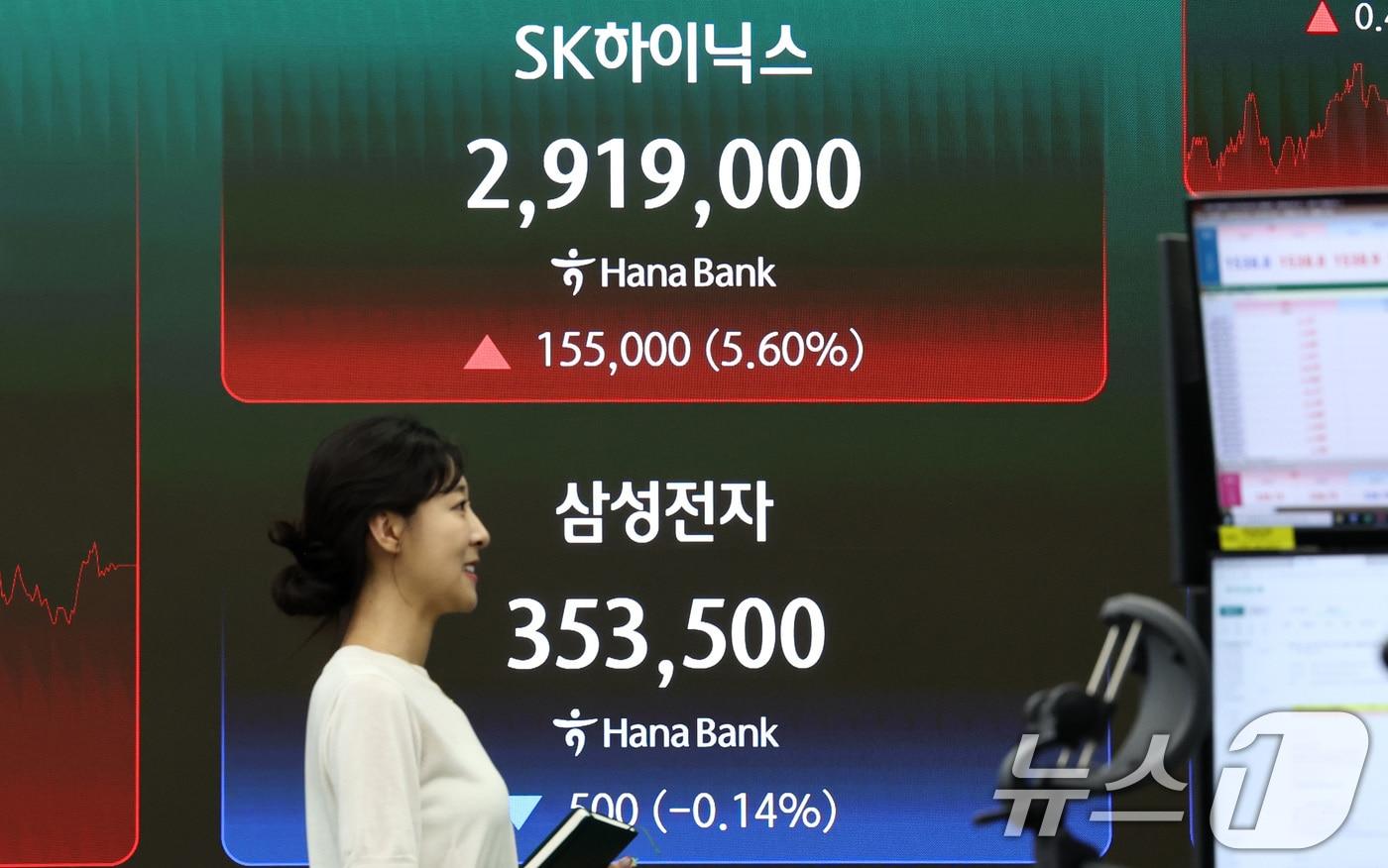 본문 이미지 - SK하이닉스가 삼성전자를 제치고 코스피 시가총액 1위로 장을 마친 22일 오후 서울 중구 하나은행 딜링룸에 SK하이닉스 및 삼성전자 시세가 표시되어 있다. 2026.6.22 ⓒ 뉴스1 최지환 기자