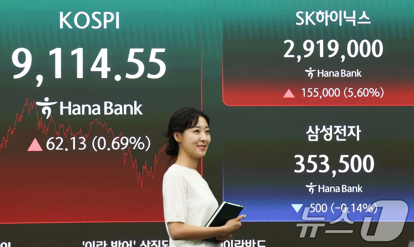 본문 이미지 - SK하이닉스가 삼성전자를 제치고 코스피 시가총액 1위로 장을 마친 22일 오후 서울 중구 하나은행 딜링룸에 SK하이닉스 및 삼성전자 시세가 표시되어 있다. 2026.6.22 ⓒ 뉴스1 최지환 기자