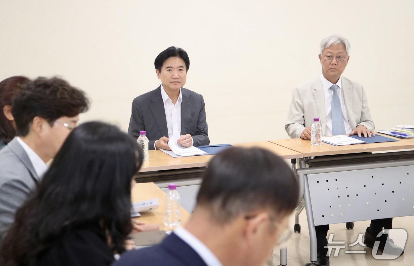 본문 이미지 -  김대중 당선인(사진 왼쪽)이 긴급상황점검반과 정보시스템 비상대응체계 운영계획을 보고받고, 분야별 준비 상황을 점검하고 있다.(전남도교육청 제공, 재판매 및 DB금지)/뉴스1