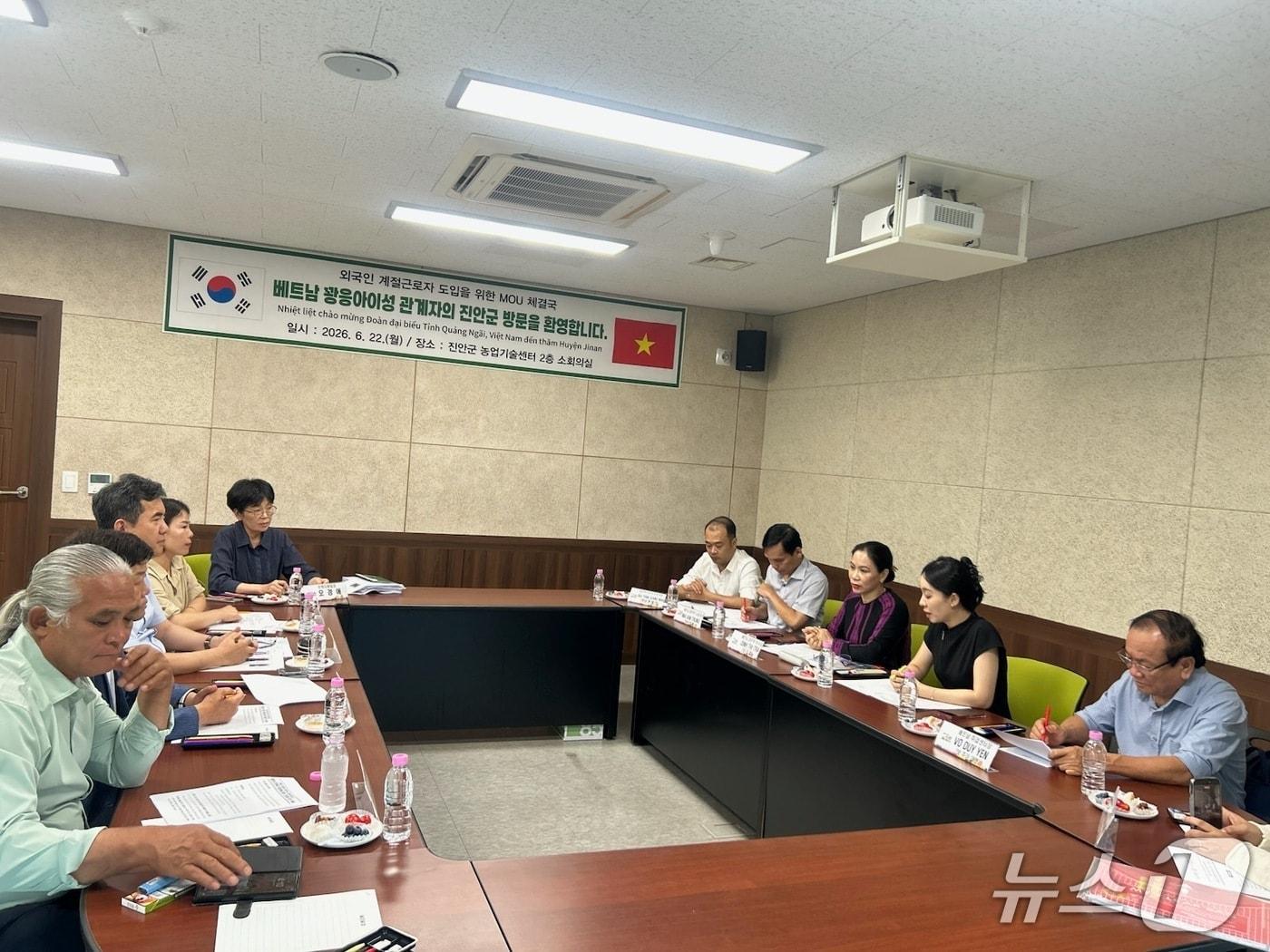 본문 이미지 - 22일 전북 진안군이 외국인 계절근로자 송출 협력 도시인 베트남 꽝응아이성 관계자들과 간담회를 갖고 있다.(진안군제공, 재판매 및 DB금지)2026.6.22/뉴스1