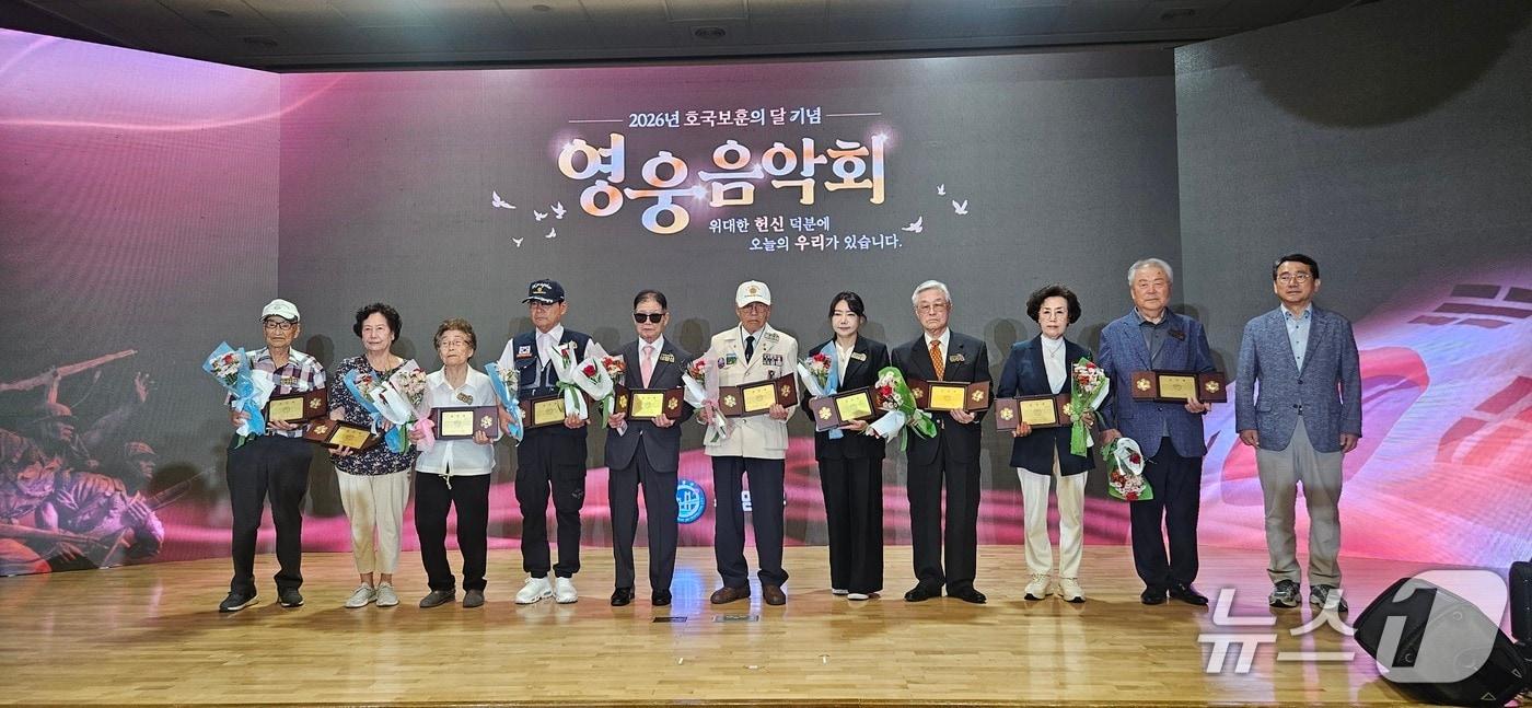 본문 이미지 - 부산 수영구는 지난 18일 호국보훈의 달을 맞아 보훈 가족 200여 명을 초청해 '2026 영웅음악회'를 진행했다. (수영구 제공. 재판매 및 DB금지)