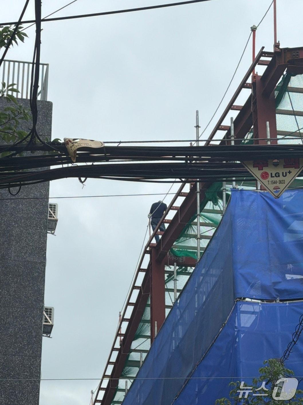 본문 이미지 - 22일 오후 울산 울주군 덕신리 소재 온덕공영주차장 증축 현장에서 철골공사 시공팀장 60대 A 씨가 체재비 명목의 약 4000만 원의 비용을 요구하면서 농성하고 있다.(독자 제공. 재판매 및 DB금지)/뉴스1