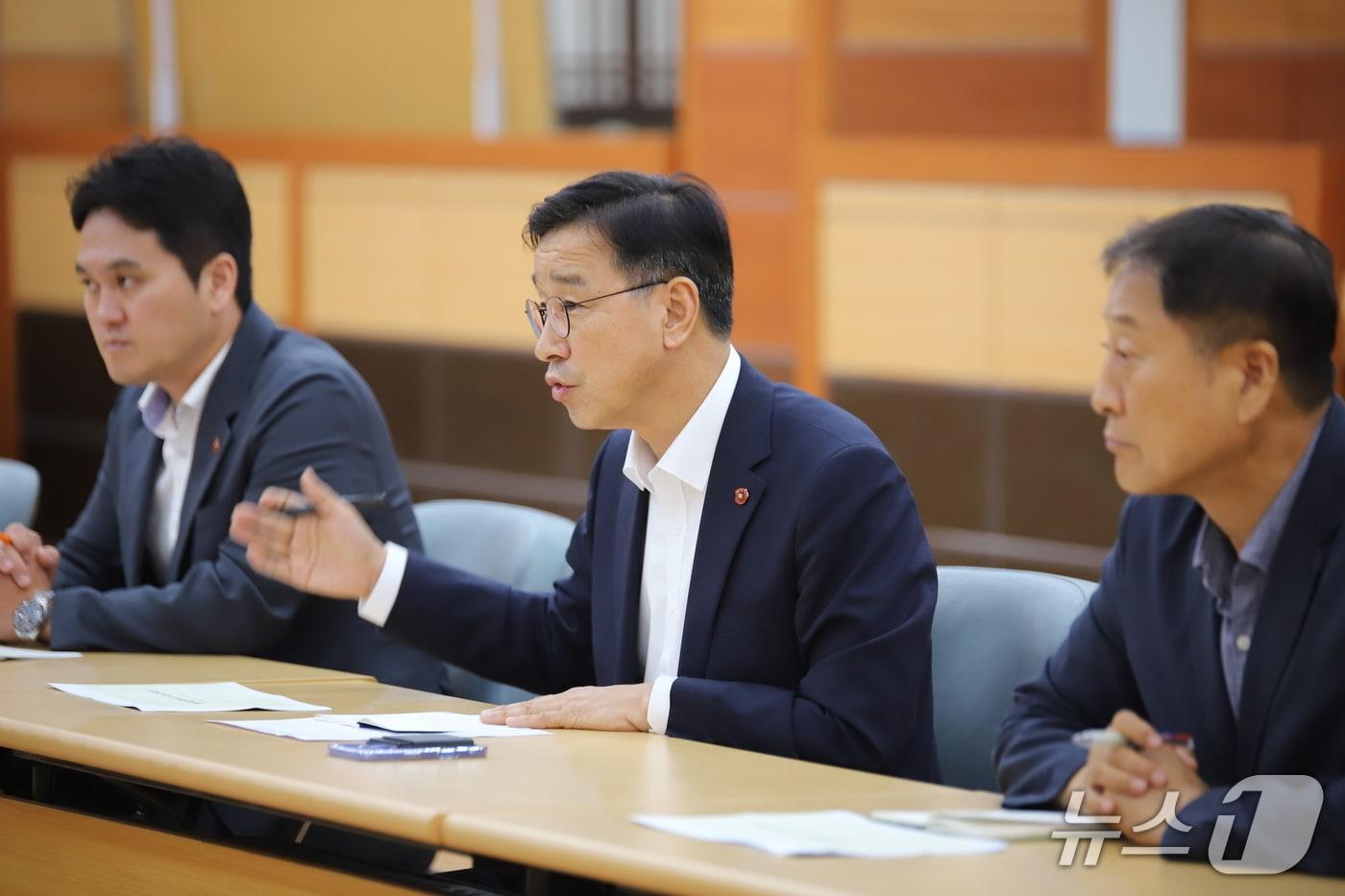 본문 이미지 -  위성곤 제주지사 당선인이 22일 성산읍을 찾아 제2공항 찬반 주민들과 잇따라 간담회를 가졌다.(제40대 제주도지사직 인수위원회 제공, 재판매 및 DB 금지)/뉴스1