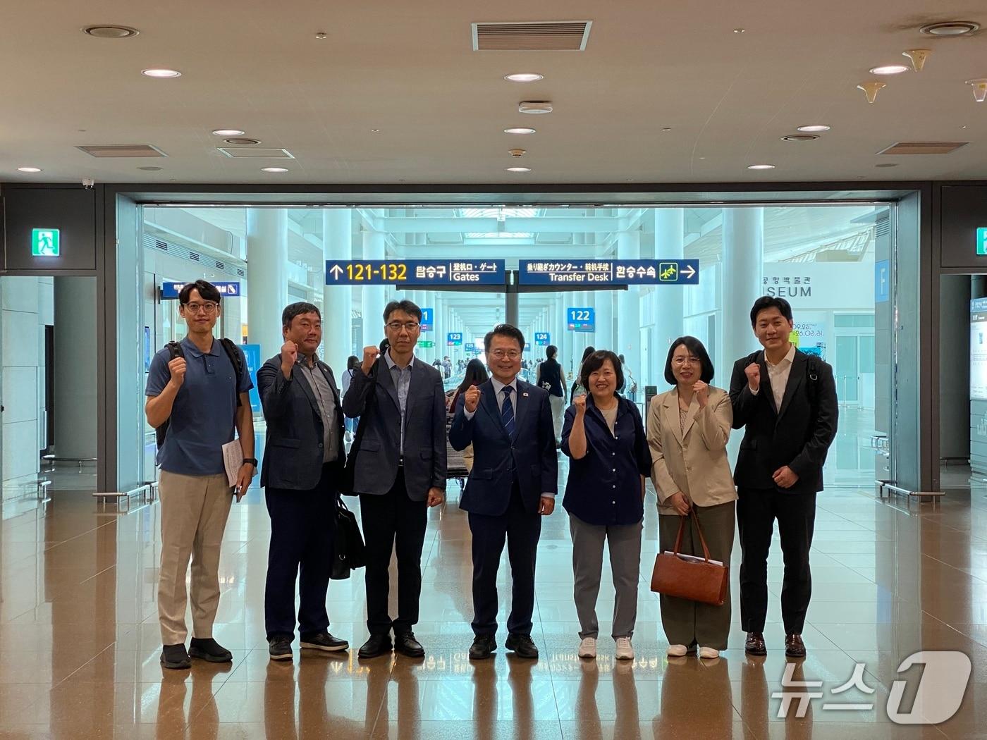 본문 이미지 - 공항 통해 출국 하는 육동한 춘천시장과 춘천시 직원들.(춘천시 제공, 재판매 및 DB금지)