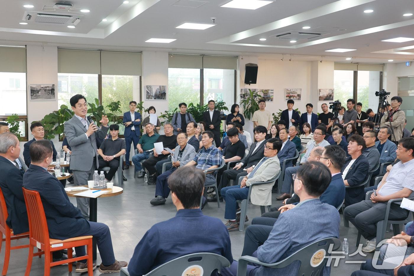 본문 이미지 - 허태정 당선인이 소상공인과 소통을 하고 있다.(인수위 제공 제공. 재판매 및 DB금지)/뉴스1