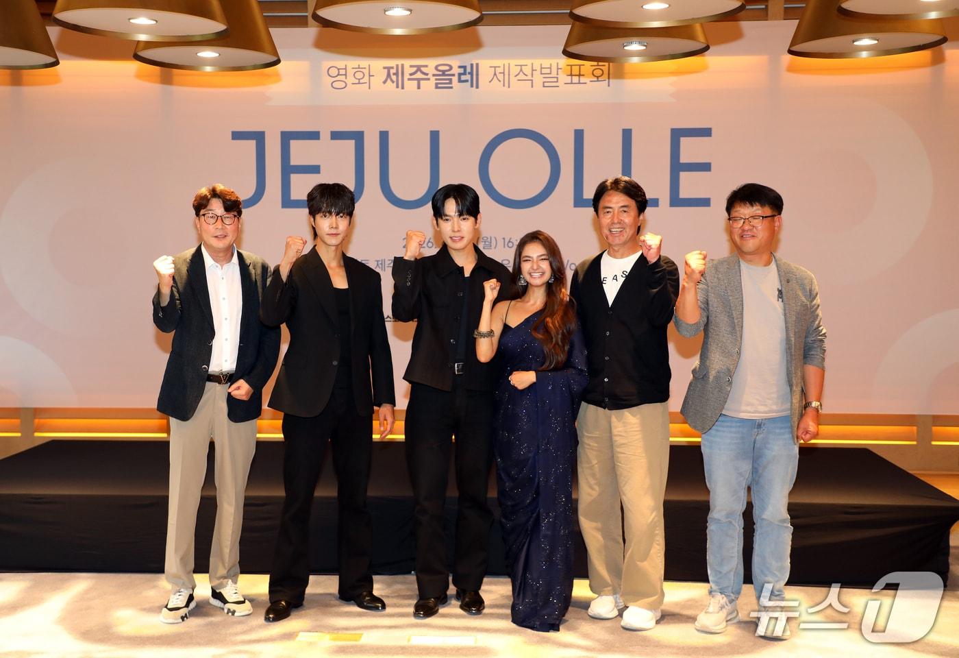 본문 이미지 - 22일 오후 제주 서귀포시 JW메리어트제주 리조트&스파 우드페커에서 열린 한국·인도 협업 영화 '제주 올레' 제작발표회에서 (왼쪽부터) 권기호 스토리웍스 대표, 배우 하주연, 강형석, 아누쉬카 센(Anushka Sen), 진광교 감독, 조동근 루시퍼프로덕션 대표가 기념촬영을 하고 있다.