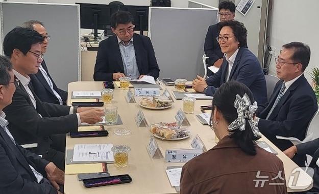 본문 이미지 - 구자열 민선 9기 강원 원주시장을 비롯한 원주시장직 인수위원회(시민주권시대 준비위원회) 관계자들이 22일 원주시 명륜1동 인수위 사무실에서 강삼영 강원도교육감 당선인을 비롯한 교육감직 인수위 관계자들과 지역 교육 현안에 대해 논의하고 있다. 2026.6.22/뉴스1