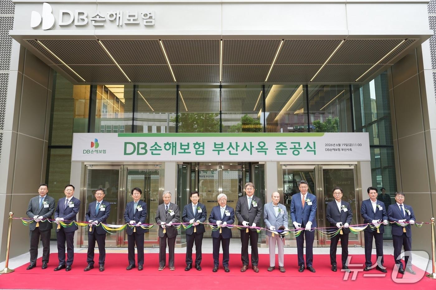 본문 이미지 - 지난 19일 부산광역시 부산진구 부전동 DB손해보험 부산사옥에서 DB그룹 김정남 부회장(오른쪽 7번째)과 DB손해보험 정종표 사장(오른쪽 6번째) 및 주요 관계자들이 준공식 기념촬영을 하고 있다./사진제공=DB손해보험