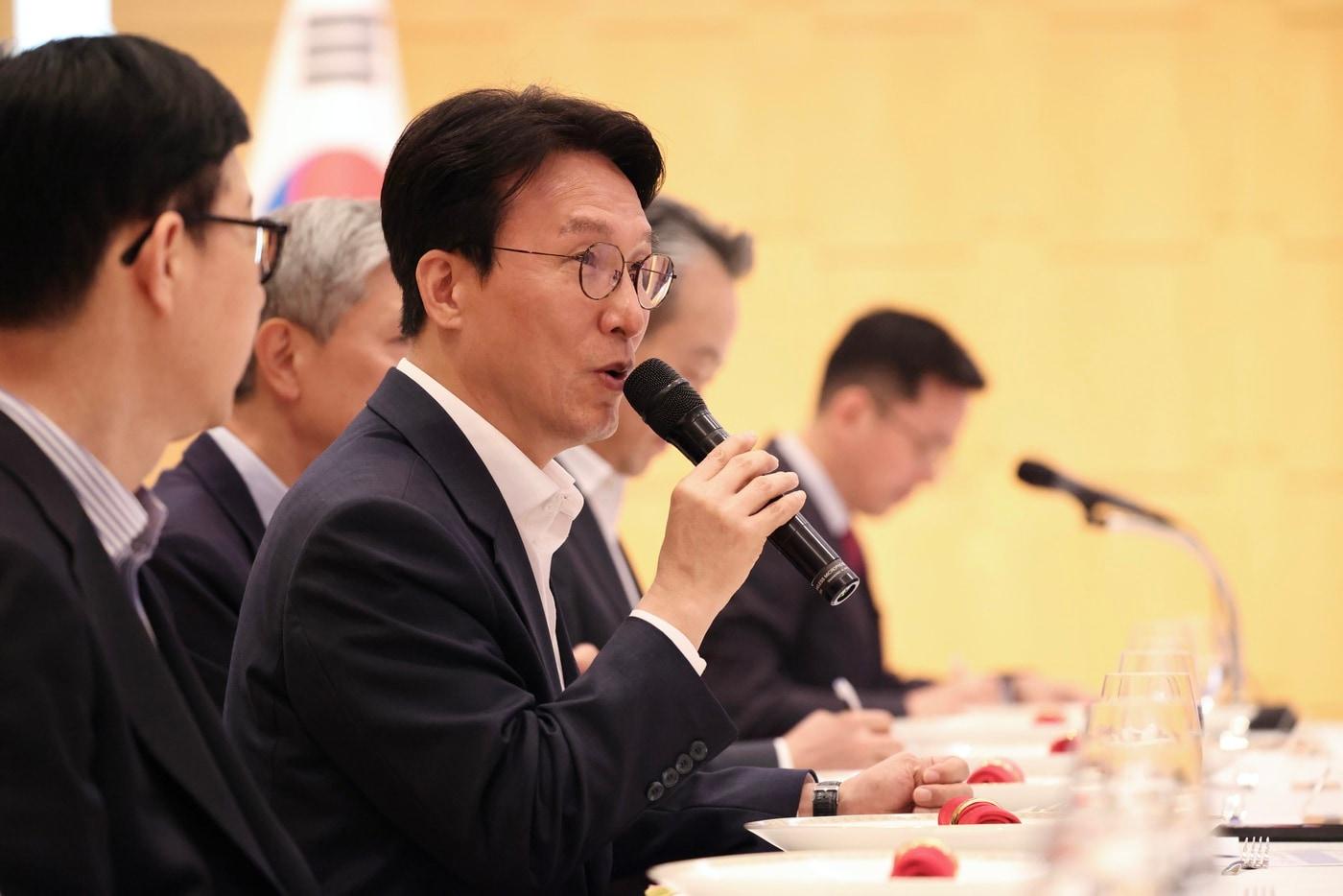 본문 이미지 - 김민석 국무총리가 22일 중국 베이징 주중국 대한민국 대사관저에서 열린 중국 기업인 간담회에 참석했다.(총리실 제공)