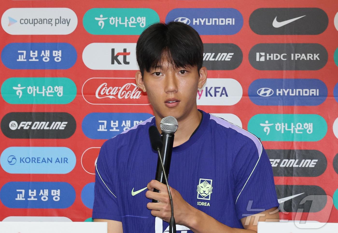 본문 이미지 - 대한민국 축구대표팀 이한범이 22일(현지시간) 멕시코 누에보 레온주 몬테레이 에스타디오 우니베르시타리오에서 훈련에 앞서 열린 인터뷰에서 취재진의 질문에 답하고 있다. ⓒ 뉴스1 임세영 기자