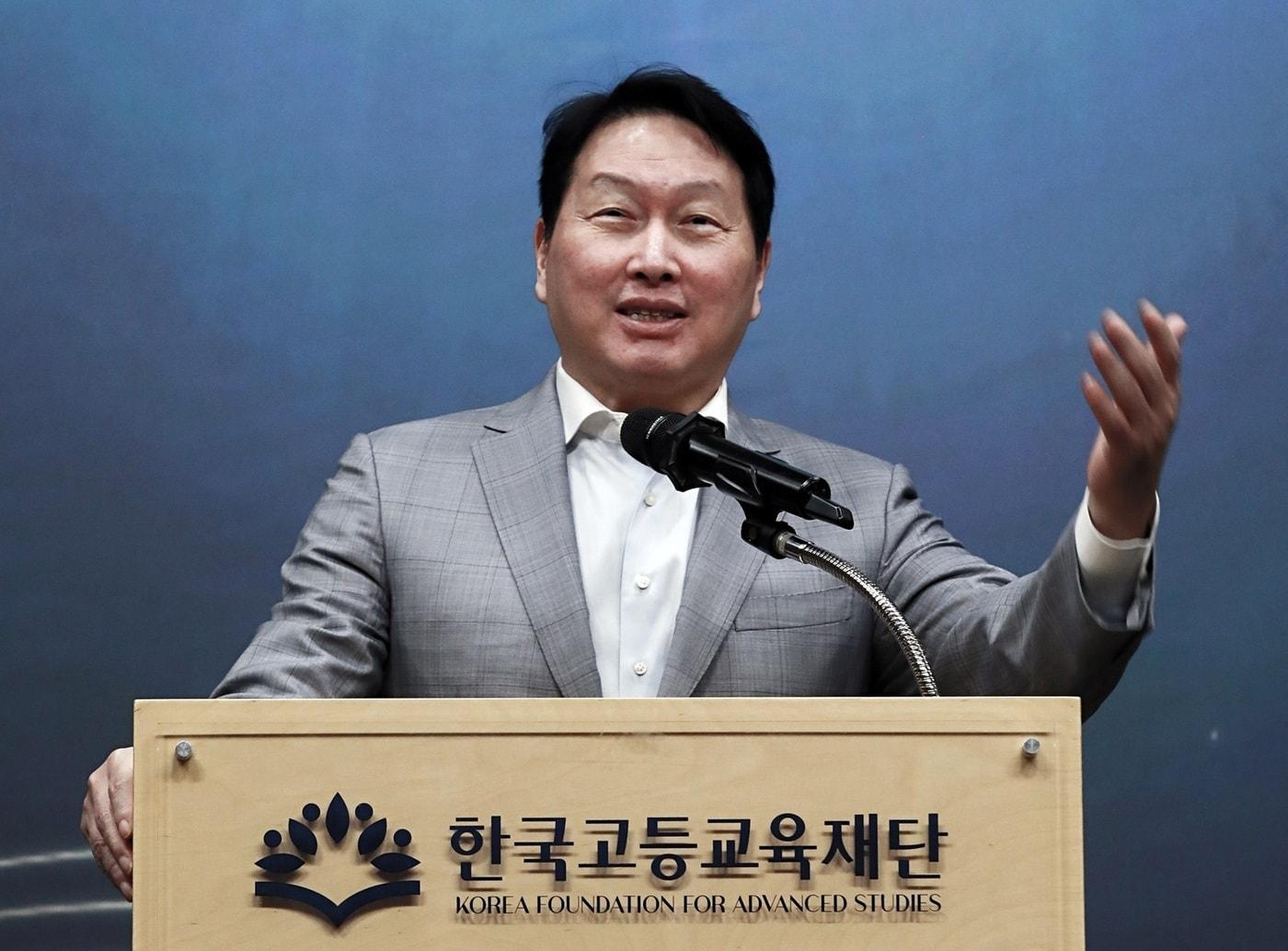 본문 이미지 - 최태원 SK회장 겸 한국고등교육재단 이사장이 22일 서울 강남구 한국고등교육재단(KFAS) 빌딩에서 열린 신진학자상·해외유학장학증서 수여식에서 격려인사를 하고 있다.(SK제공)