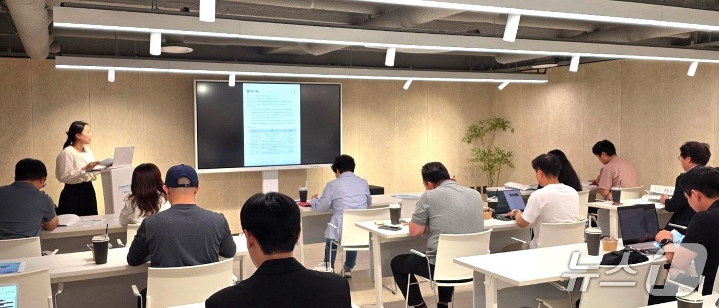 본문 이미지 - 협업형 지역생활경제 활성화 시범사업 참여업체 대상 사업설명회 장면.(보은군 제공. 재판매 및 DB금지)/뉴스1 