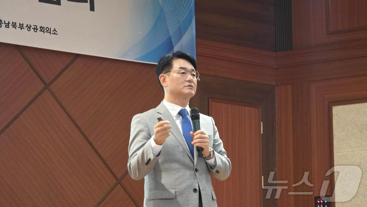 본문 이미지 - 박용진 규제합리화위원회 부위원장이 23일 천안시 충남북부상공회의소 대회의실에서 열린 초청 강연에서 메가특구 추진현황 및 규제합리화 정책방향에 대해 설명하고 있다. 2026.6.23 ⓒ 뉴스1 이시우 기자