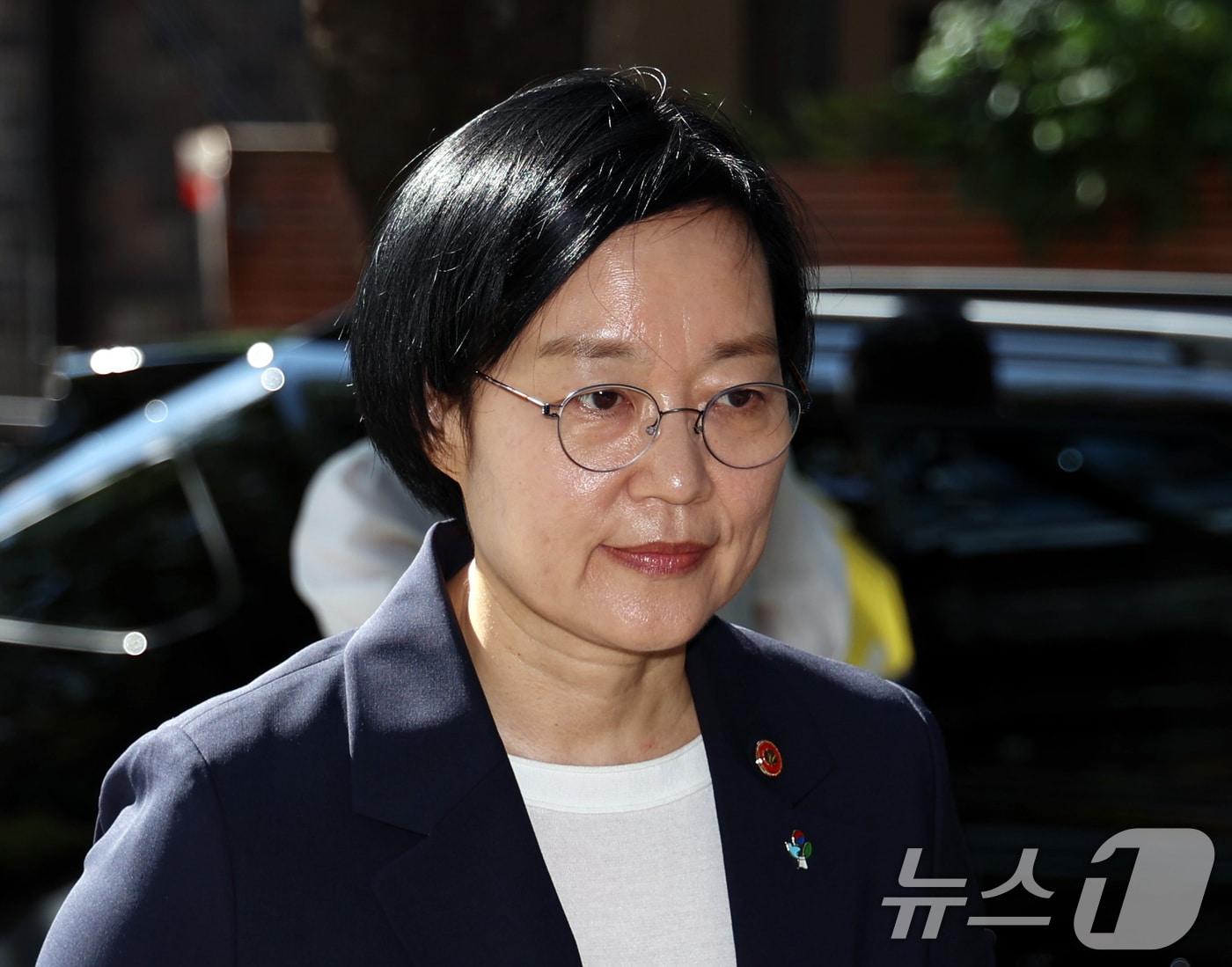 본문 이미지 - 한성숙 국무총리 후보자가 23일 오전 서울 종로구 통의동 금융감독연수원에 마련된 인사청문회 준비 사무실로 출근하고 있다. 2026.6.23 ⓒ 뉴스1 구윤성 기자