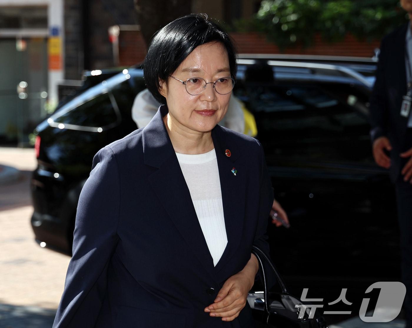 본문 이미지 - 한성숙 국무총리 후보자가 23일 오전 서울 종로구 통의동 금융감독연수원에 마련된 인사청문회 준비 사무실로 출근하고 있다. 2026.6.23 ⓒ 뉴스1 구윤성 기자
