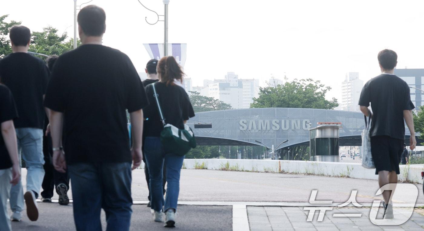 본문 이미지 - 23일 경기 수원시 영통구 삼성전자 수원캠퍼스에서 디바이스경험(DX)부문 직원들이 반도체(DS)부문과의 성과급 격차에 항의하기 위해 검은 옷을 입고 출근하고 있다.  2026.6.23 ⓒ 뉴스1 김영운 기자