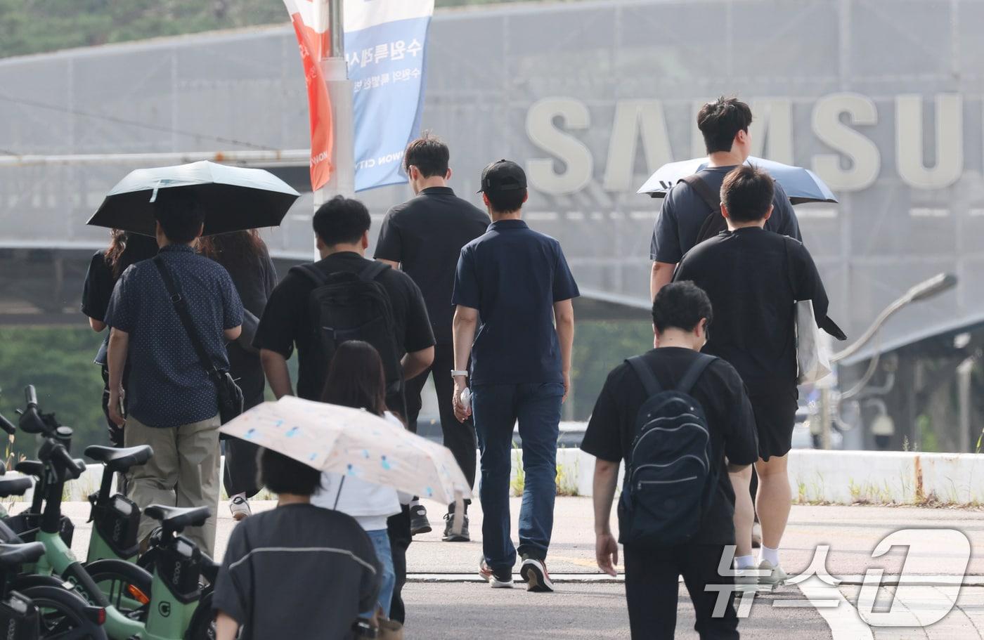 본문 이미지 - 23일 경기 수원시 영통구 삼성전자 수원캠퍼스에서 디바이스경험(DX)부문 직원들이 반도체(DS)부문과의 성과급 격차에 항의하기 위해 검은 옷을 입고 출근하고 있다. 한편 삼성전자 3대 노조인 전국삼성전자노동조합(전삼노)은 이날 올해 임단협 과정에서 소외감을 호소하고 있는 DX부문 직원들의 의견을 사측에 전달할 예정이다. 2026.6.23 ⓒ 뉴스1 김영운 기자