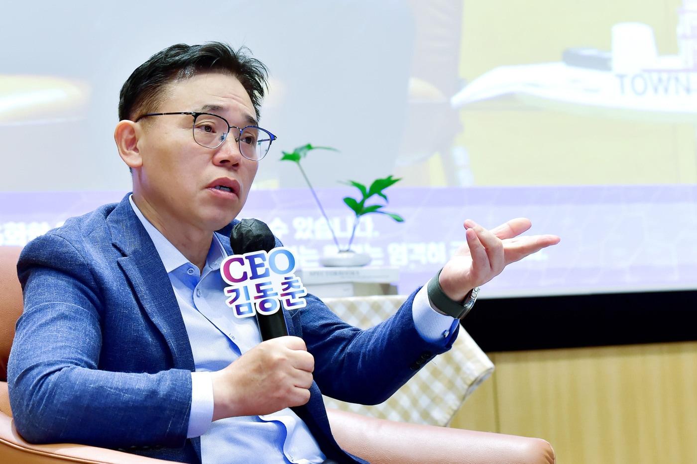 본문 이미지 - 김동춘 LG화학 사장이 22일 타운홀 미팅에서 반도체, 모빌리티·로봇 등 미래 핵심 사업 육성 전략을 설명하고 있다.(LG화학제공)