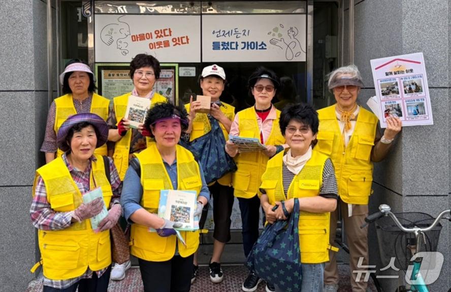 본문 이미지 - 경북 포항종합사회복지관이 고독사 예방과 조기 발견을 위해 '행복기동대'를 운영하고 있다. 포항시 죽도동 행복기동대원들 모습.(포항시 제공, 재팬매 및 DB금지) 2026.6.23/뉴스1 