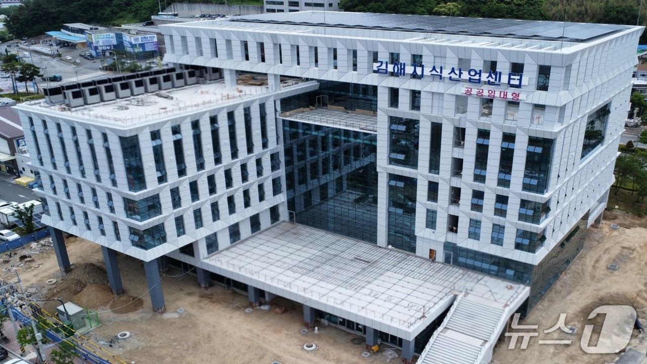 본문 이미지 - 이달 말 준공 예정인 김해 지식산업센터.(김해시 제공. 재판매 및 DB금지)