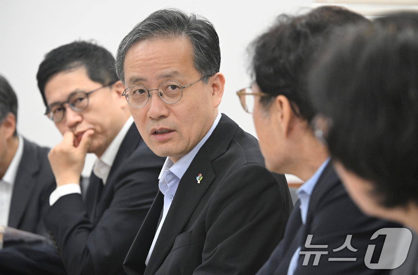 본문 이미지 - 이형일 재정경제부 차관이 23일 서울 종로구 정부서울청사 에서 열린 '제3차 일자리 전담반(TF)'을 주재, 모두발언을 하고 있다. (재정경제부 제공. 재판매 및 DB금지) 2026.6.23 ⓒ 뉴스1 김명섭 기자