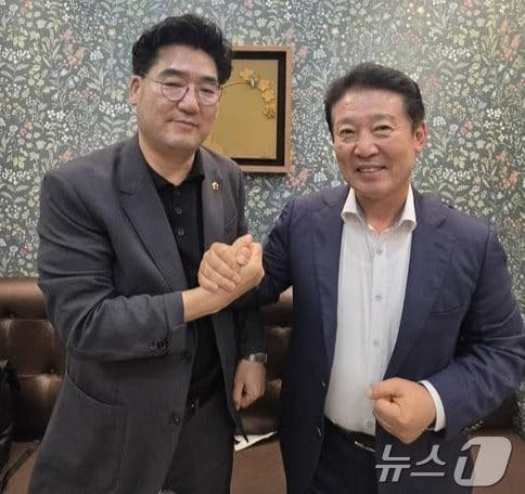 본문 이미지 - 더불어민주당 전남광주통합특별시의회 의장 선거 후보인 심철의(광주 서구4), 전경선(목포5) 후보가 단일화를 선언하며 손을 맞잡고 있다.(전경선 페이스북. 재배포 및 DB 금지)