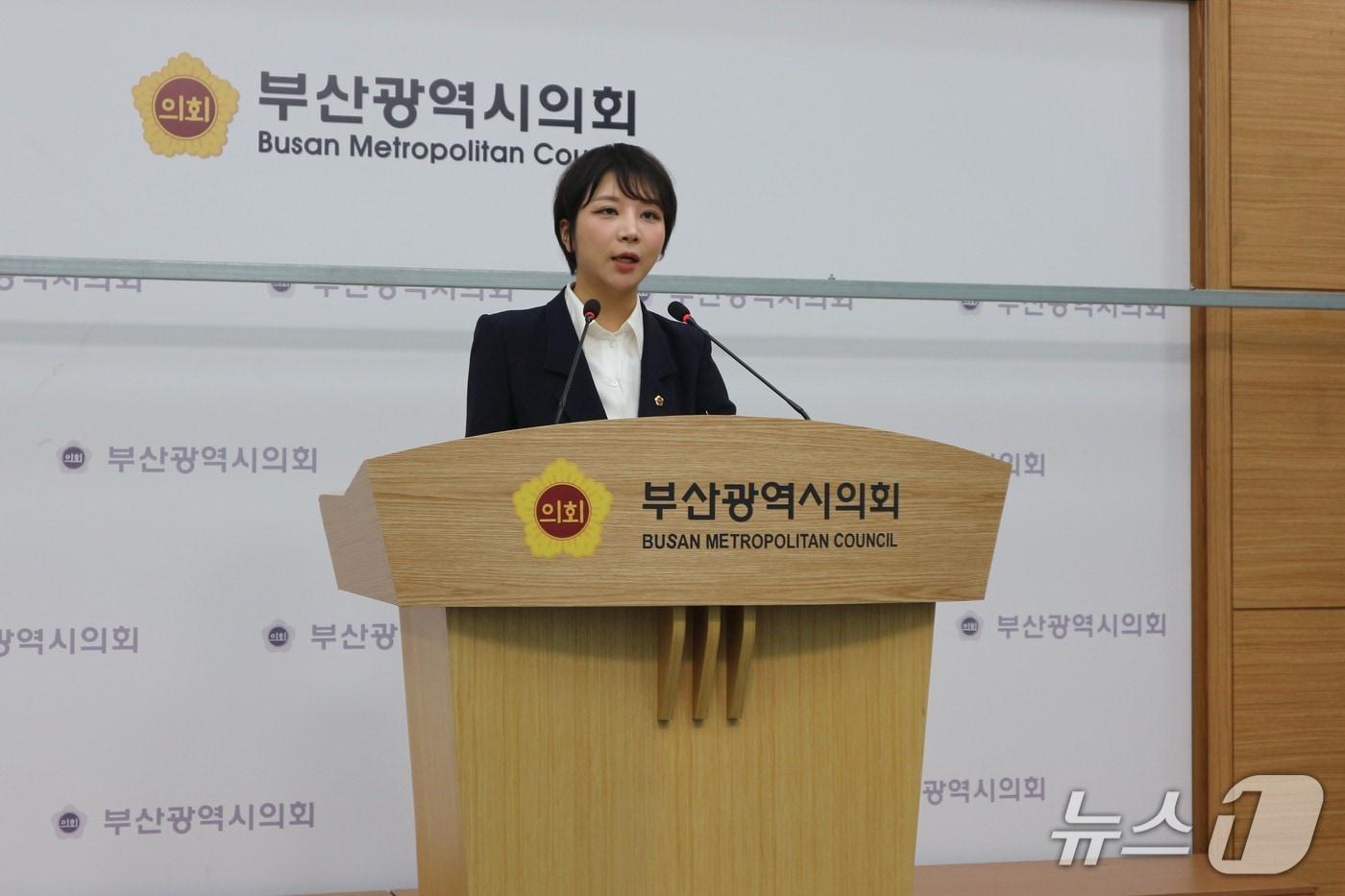 본문 이미지 - 서지연 부산시의회 의원이 23일 부산시의회에서 퐁피두 부산 분관 유치와 이탈리아 라 스칼라 초청 공연의 지속 추진을 촉구하는 기자회견을 하고 있다.2026.6.23ⓒ 뉴스1 이주현 기자