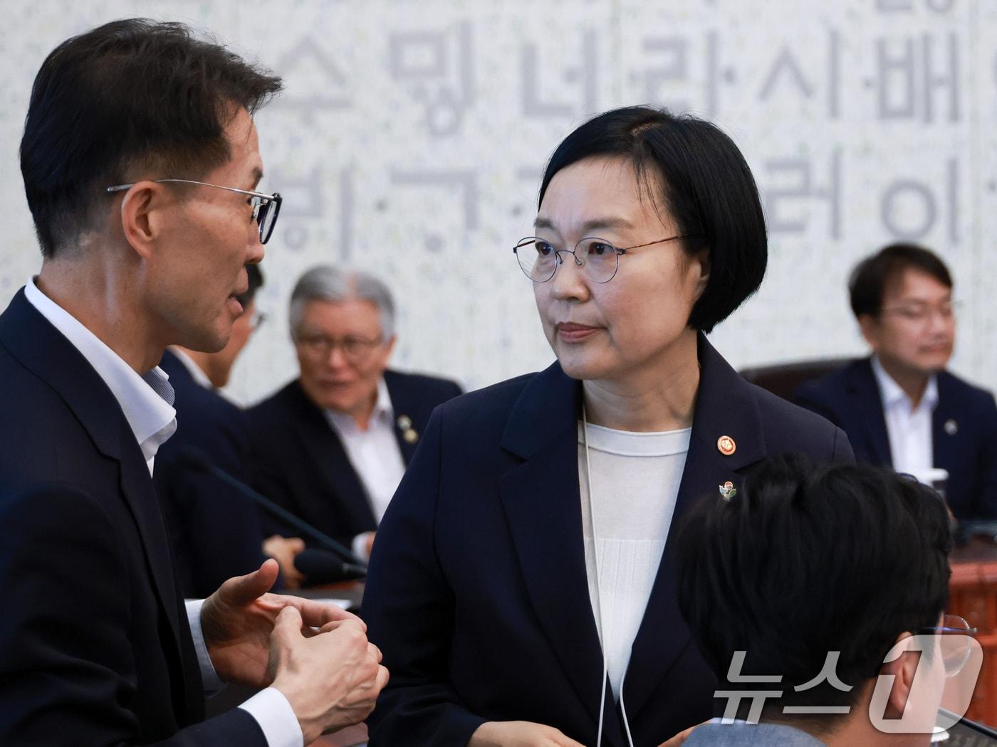 본문 이미지 - 한성숙 국무총리 후보자가 23일 청와대에서 열린 국무회의 겸 비상경제점검회의에서 김진오 저출산고령사회위부위원장과 대화하고 있다. (청와대통신사진기자단) 2026.6.23 ⓒ 뉴스1 허경 기자