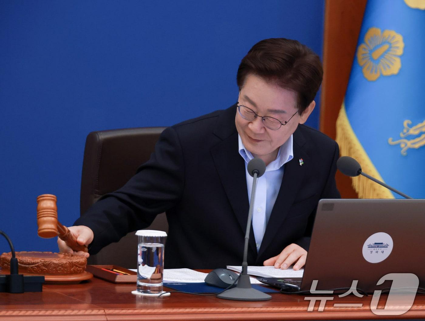 본문 이미지 - 이재명 대통령이 23일 청와대에서 열린 국무회의 겸 비상경제점검회의에서 의사봉을 두드리고 있다. (청와대통신사진기자단) 2026.6.23 ⓒ 뉴스1 허경 기자