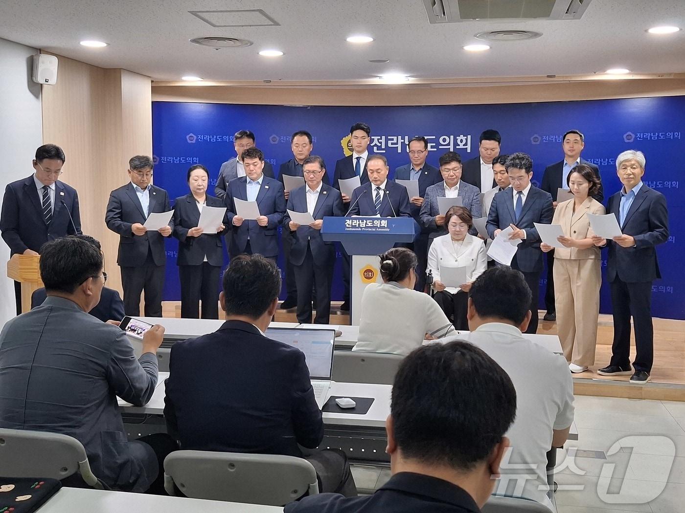 본문 이미지 - 김원이 더불어민주당 국회의원과 목포지역 당선인들이 23일 전남도의회 브리핑룸에서 민형배 전남광주통합특별시장 당선인의 청사 운영 방안에 대해 반발하는 기자회견을 하고 있다. 2026.6.23 ⓒ 뉴스1 전원 기자