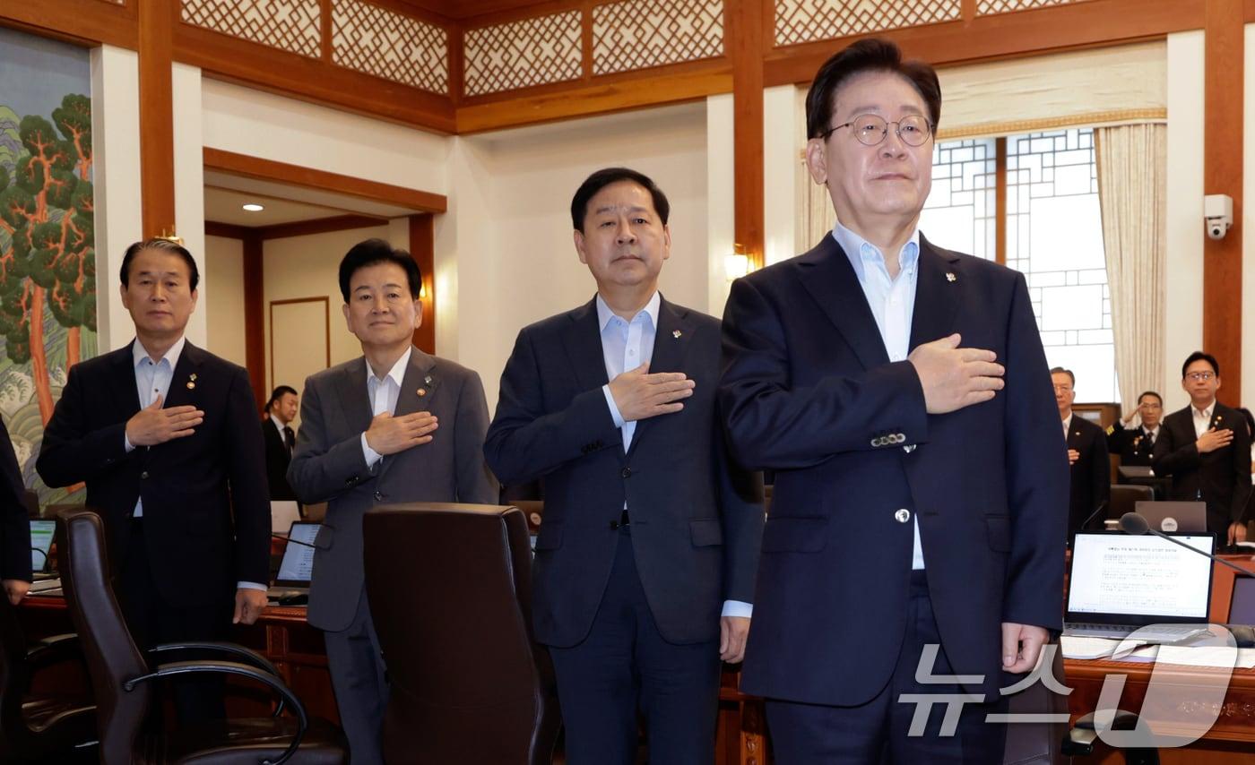 본문 이미지 - 이재명 대통령이 23일 청와대에서 열린 국무회의 겸 비상경제점검회의에서 국민의례를 하고 있다. (청와대통신사진기자단) 2026.6.23 ⓒ 뉴스1 허경 기자