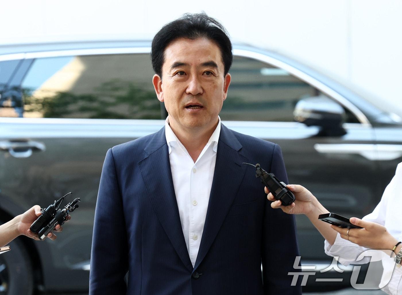 본문 이미지 - 통일교 수사 무마 의혹을 받는 윤희근 전 경찰청장이 23일 오전 경기 과천 2차 종합특검 사무실로 피의자 신분으로 출석하며 취재진 질문에 답변하고 있다. ⓒ 뉴스1 최지환 기자