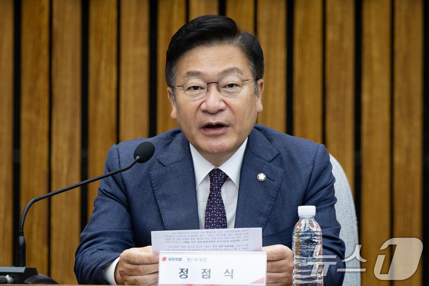 본문 이미지 - 정점식 국민의힘 원내대표가 23일 서울 여의도 국회에서 열린 국민의힘 6.3 국민참정권 침해 진상규명 및 선거관리 개혁 특별위원회 임명장 수여식 및 1차 회의에서 모두 발언을 하고 있다. 2026.6.23 ⓒ 뉴스1 유승관 기자