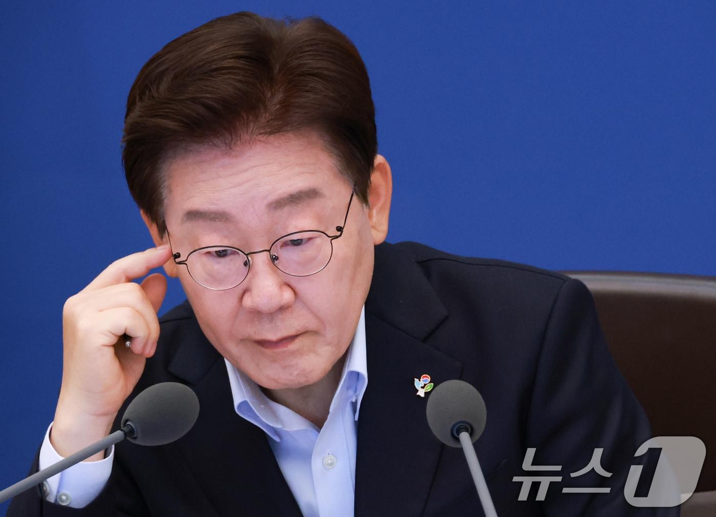 본문 이미지 - 이재명 대통령이 23일 청와대에서 열린 국무회의 겸 비상경제점검회의에서 중동전쟁 관련 비상국정운영 및 대응현황을 보고 받고 있다. (청와대통신사진기자단) 2026.6.23 ⓒ 뉴스1 허경 기자