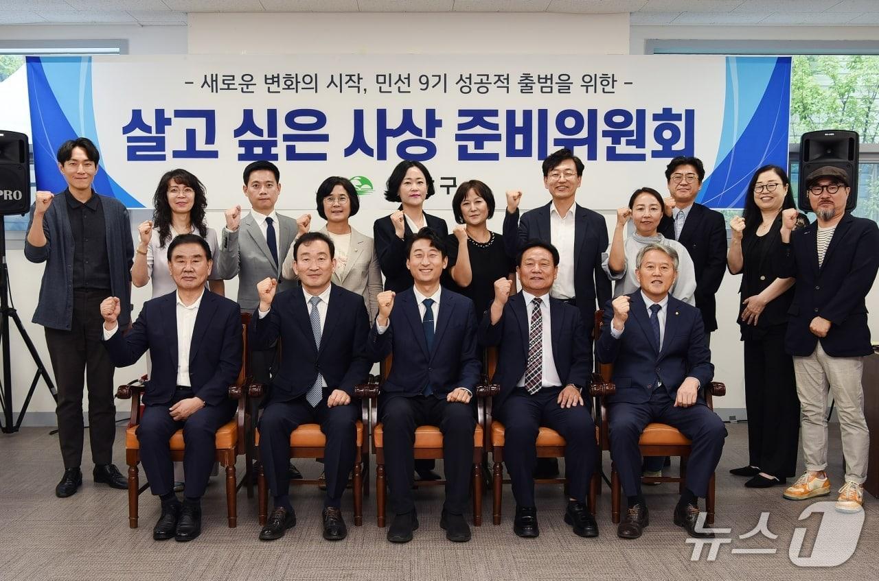 본문 이미지 - 서태경 사상구청장 당선인과 인수위 위원들이 기념촬영을 하고 있다. (인수위 제공. 재판매 및 DB금지)