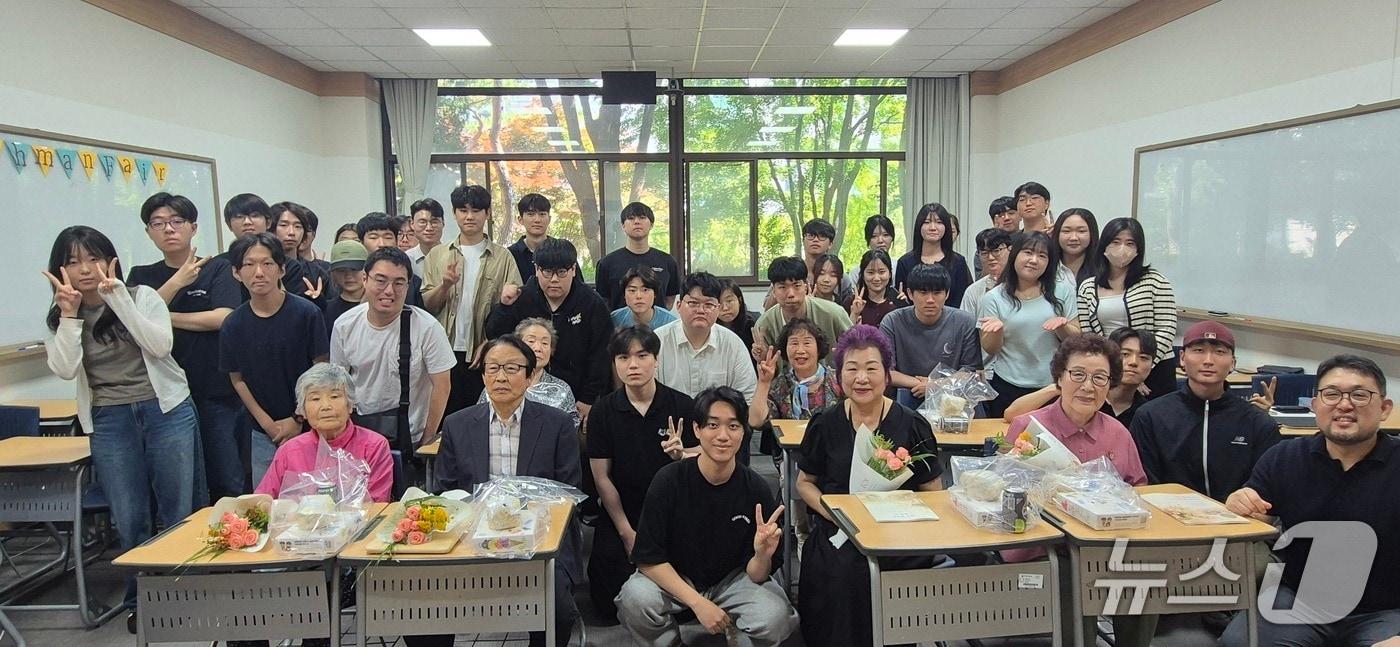 본문 이미지 - 아주대 사학과 학생들이 최근 지역 어르신들에게 자서전을 전달한 후 기념촬영을 하고 있다. (아주대 제공. 재판매 및 DB 금지) 2026.6.23/뉴스1