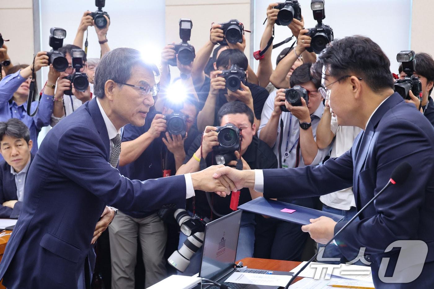 본문 이미지 - 노태악 전 중앙선거관리위원장이 23일 오전 서울 여의도 국회에서 열린 제9회전국동시지방선거투표용지부족 사태 등 국민참정권침해진상규명 및 선거관리개혁을 위한 국정조사 특별위원회에서 증인 선서문을 윤상현 위원장에게 제출하고 있다. 2026.6.23 ⓒ 뉴스1 신웅수 기자