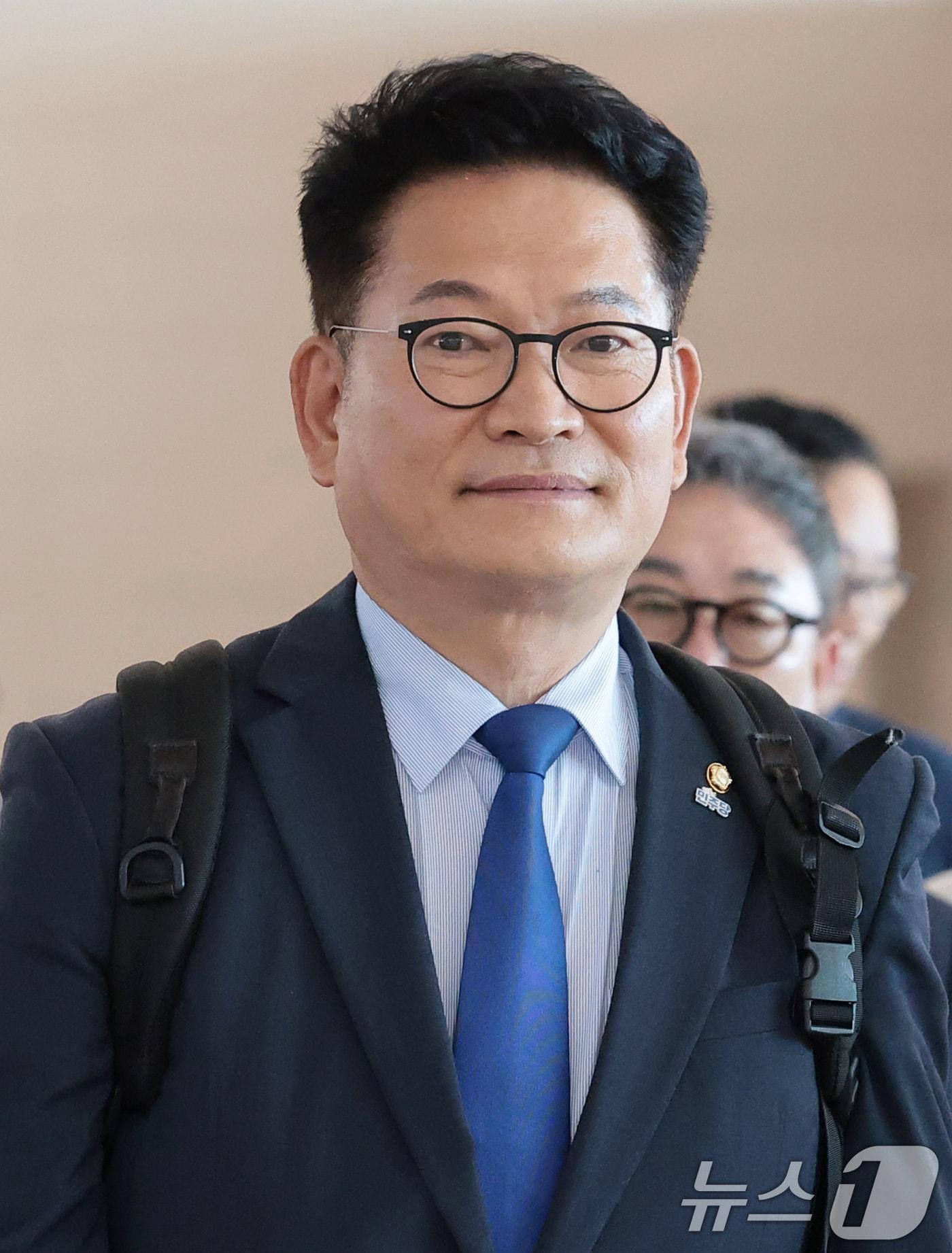 본문 이미지 - 송영길 더불어민주당 의원이 국회의장 특사자격으로 23일 오전 인천공항을 통해 미국으로 출국하고 있다. 2026.6.23 ⓒ 뉴스1 권현진 기자