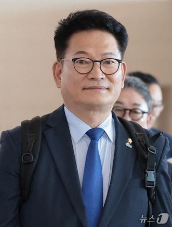 본문 이미지 - 송영길 더불어민주당 의원이 국회의장 특사자격으로 지난 23일 오전 인천공항을 통해 미국으로 출국하고 있다. 2026.6.23 ⓒ 뉴스1 권현진 기자