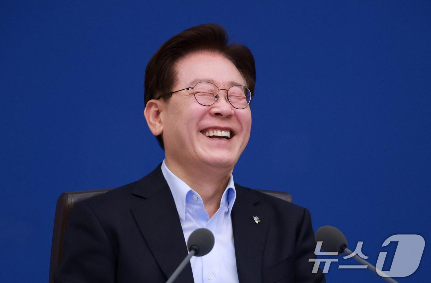 본문 이미지 - 이재명 대통령이 23일 청와대에서 열린 국무회의 겸 비상경제점검회의에서 미소 짓고 있다. (청와대통신사진기자단) 2026.6.23 ⓒ 뉴스1 허경 기자