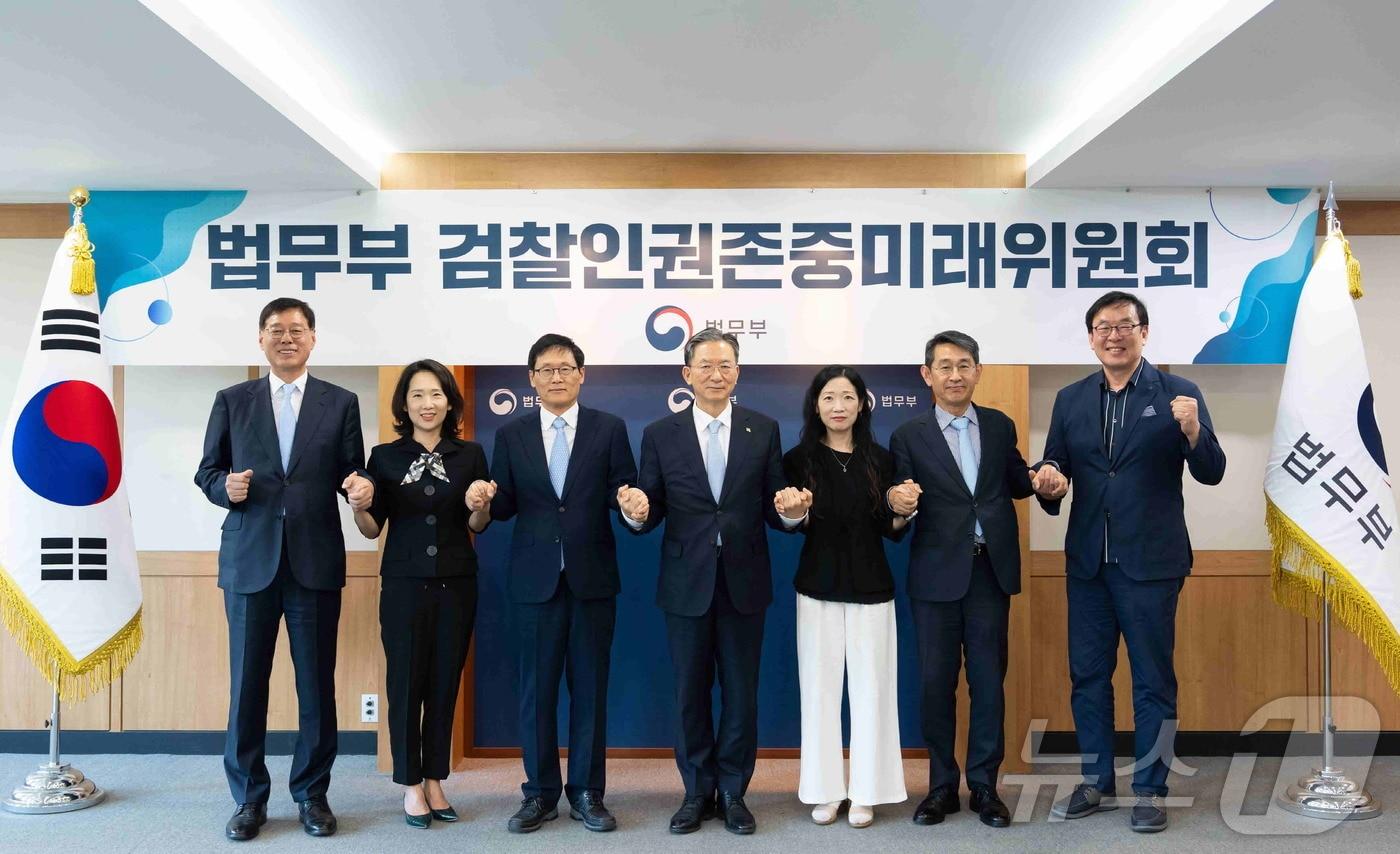 본문 이미지 - 10일 정성호 법무부 장관(가운데)이 장주영 늘푸른합동법률사무소 변호사 등 7명을 검찰인권존중미래위원회 위원으로 위촉했다.(법무부 제공) ⓒ 뉴스1 김종훈 기자